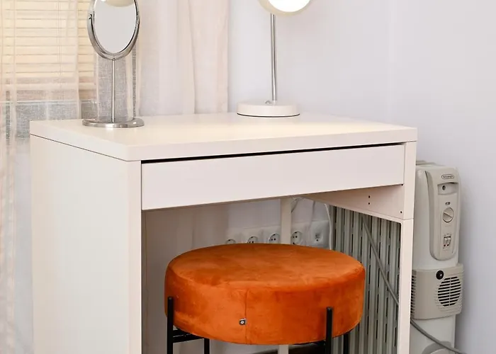 With Free Parking * فارنا