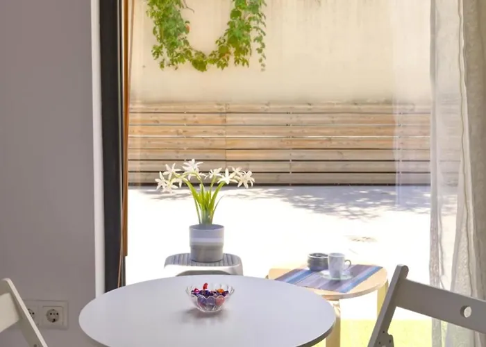 With Free Parking * فارنا