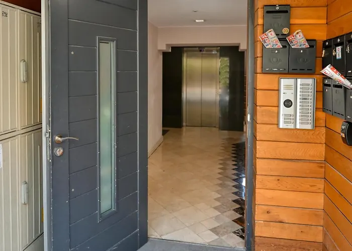 With Free Parking شقة