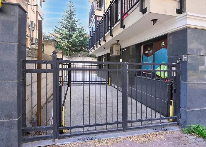 With Free Parking شقة فارنا