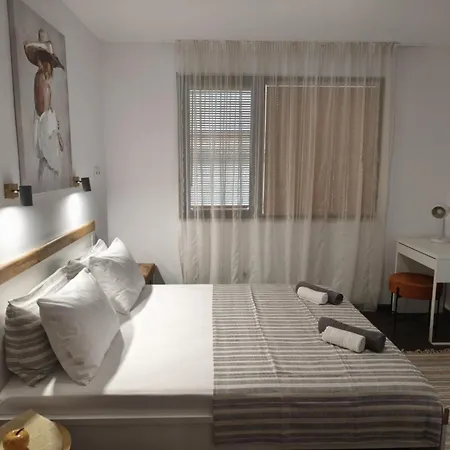 Apartment With Free Parking *