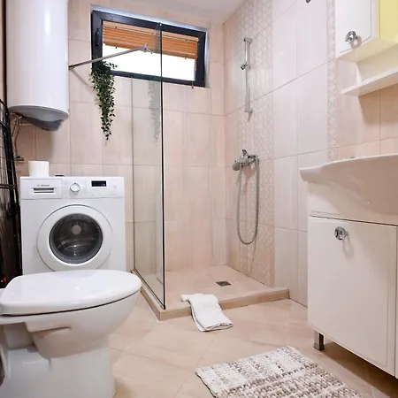 Apartment With Free Parking *