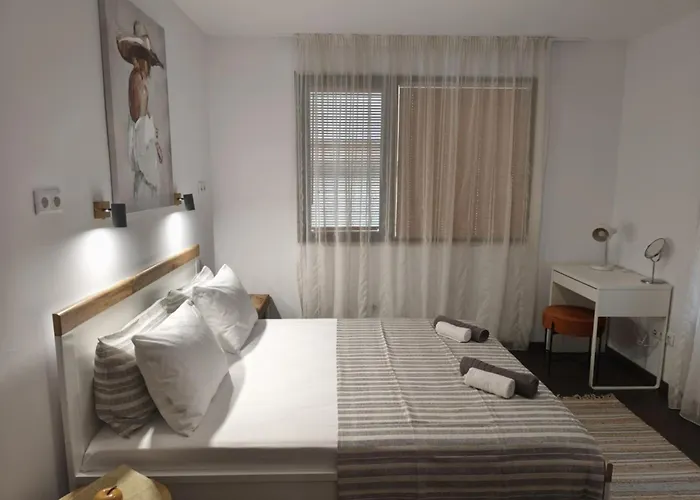 Apartment With Free Parking *